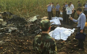 Trung Quốc: Máy bay Made in China lao xuống ruộng, cả đội bay tử nạn