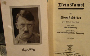 Sốc với những vật phẩm trong hộp 'Lưu trữ thời gian' của Hitler