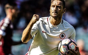 Totti cán mốc 250 bàn ở Serie A trong ngày Roma gục ngã