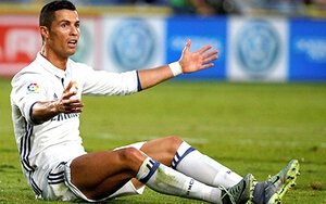 Cristiano Ronaldo luôn thế, không muốn rời sân. Nhưng hãy nhìn bài học Messi!