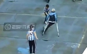 KINH NGẠC Cậu bé cụt chân gây sốt với pha xỏ háng điệu nghệ