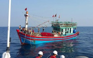 Cứu hộ tàu cá bị hỏng máy cùng 19 thuyền viên vào bờ an toàn