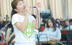 Hà Trần một mình tập luyện cho đêm nhạc Trần Tiến