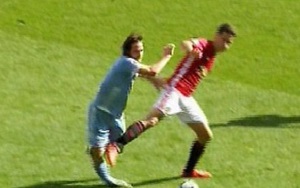 Suýt đạp gãy chân Joe Allen, Ander Herrera may mắn thoát thẻ đỏ