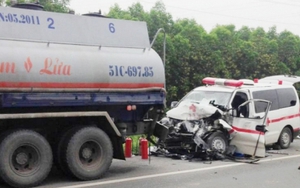 Xe cấp cứu đâm đuôi xe bồn trên cao tốc, 1 người chết, 4 người bị thương