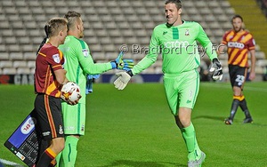 SỐC: Vì lách luật, đội bóng Anh thay thủ môn chỉ đúng 3 phút bóng lăn