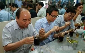 Thủ tướng Nguyễn Xuân Phúc làm 'thực khách' quán ăn đường phố