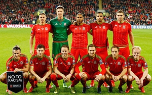 Gareth Bale nói gì về phong cách xếp hàng chụp ảnh thảm họa của xứ Wales?