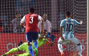 Không Messi, Aguero đá hỏng 11m, Argentina thua, có nguy cơ không dự World Cup