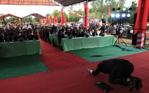 Giáo sư Hàn Quốc quỳ gối để ‘Thành thật xin lỗi Việt Nam’