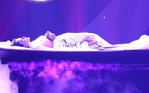 'Ngọc nữ bolero' Tố My vừa... nằm vừa hát ‘Duyên phận’