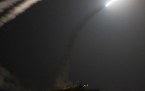 Mỹ không kích Yemen sau vụ tấn công tàu khu trục