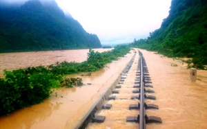 Chùm ảnh: Miền Trung tê liệt vì mưa lũ