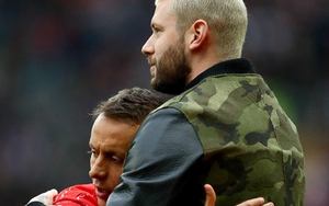 XÚC ĐỘNG: Rafinha ôm ghì đối thủ bị ung thư để chia sẻ