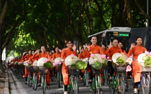 Nghệ sĩ gạo cội, người đẹp đạp xe diễu hành trên đường phố Hà Nội
