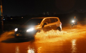 CẬN CẢNH: Vỡ bờ bao ở TP HCM, nước tràn vào, dân trở tay không kịp