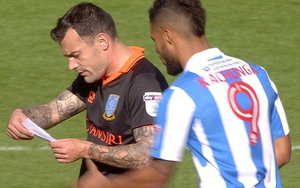 HÀI HƯỚC: Cầu thủ hạng Nhất Anh thản nhiên cướp giấy, đọc trộm chiến thuật của đối thủ