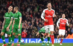 Arsenal thăng hoa: Mesut Oezil vẫn là con bài chiến lược