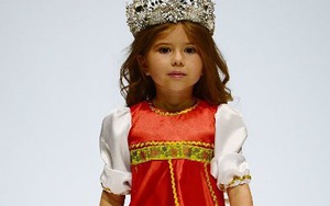 Bé gái 4 tuổi thành thạo 7 thứ tiếng chủ yếu do tự học