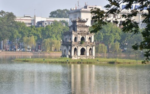 Nữ du khách bơi ra Tháp Rùa múa hát vẫn chưa tỉnh táo