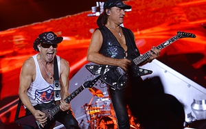 Những khoảnh khắc 'già gân' Scorpions rực cháy ở Monsoon