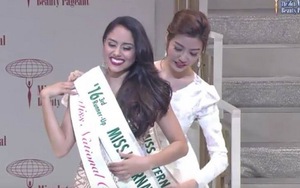 VIDEO: Vẻ đẹp tinh khôi của Thúy Vân khi lên trao giải Á hậu Quốc tế 2016