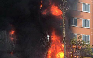 Cháy quán karaoke phố Trần Thái Tông: Lửa lan ra 7-8 nhà, nhiều người thoát thân từ cửa sổ