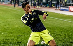 Mesut Oezil được ca ngợi là 'cầu thủ ngoài hành tinh'
