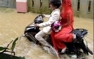 VIDEO: 'Quẩy' hết mình trong đám cưới giữa nước lũ Quảng Bình