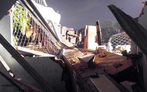 KINH HOÀNG: Cần cẩu bất ngờ đổ sập xuống nhà dân ở quận 12