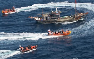 Kịch chiến giữa 5 tàu Hàn Quốc và 30 tàu cá Trung Quốc: Súng máy bắn như vãi đạn