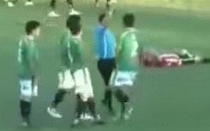 SỐC: Cầu thủ đấm trọng tài tử vong ngay trên sân bóng