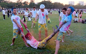 Học sinh Hà Nội nghịch ngợm phun sơn lên mặt chụp ảnh kỷ yếu