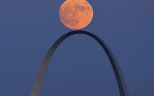 Phát cuồng về 'Siêu Trăng': Người ra cầu Thủ Thiêm, người lên nóc nhà cao nhất thế giới