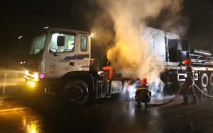 Cháy xe đầu kéo đang chạy trên Quốc lộ 1A, hàng tỷ đồng ra tro