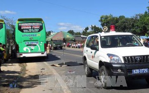 Va chạm với xe khách ở khúc cua, hai bố con chết thảm