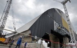Chụp khối thép khổng lồ nặng 36 nghìn tấn lên lò phản ứng nguyên tử Chernobyl