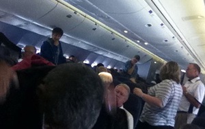 VIDEO: 'Ẩu đả' vì ông Trump ở độ cao 10.500m, phi công phải cấm bàn về chính trị