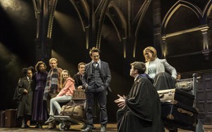 Vang danh trong làng sách, điện ảnh, 'Harry Potter' còn đại thắng cả trên sân khấu