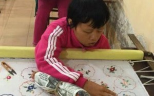 Bật khóc trước tình thầy trò của những em nhỏ nhiễm chất độc da cam