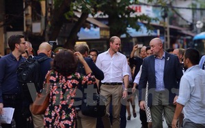 CHÙM ẢNH: 'Cổ tích' về Hoàng tử Anh William trên phố cổ Hà Nội