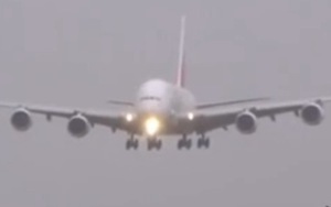VIDEO: Đau tim với màn hạ cánh khủng khiếp của máy bay A380