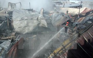 Thành phố Hồ Chí Minh: Cháy lớn thiêu rụi hơn 2.000m2 xưởng sản xuất mũ bảo hiểm