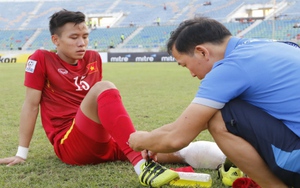 Công Vinh rớm máu, Ngọc Hải băng chân, người hâm mộ vừa bức xúc vừa xúc động