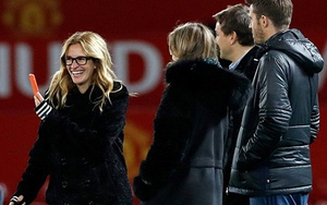 Carrick trò chuyện với 'người đàn bà đẹp' Julia Roberts trên sân Old Trafford