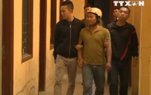 VIDEO: Đối tượng khống chế bệnh nhân, đâm vào cổ công an khai gì?