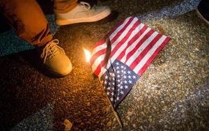 Ông Trump tuyên bố: Kẻ đốt quốc kỳ đáng bị ngồi tù