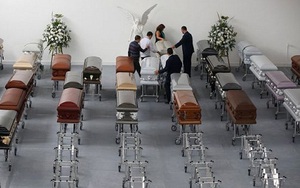 XÚC ĐỘNG khi người thân tới viếng thăm linh cữu các cầu thủ Chapecoense