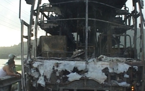 VIDEO: Xe giường năm cháy trơ khung, 30 khách thoát chết