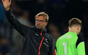 Juergen Klopp 'chửi khéo' anh em nhà Neville khi bảo vệ thủ môn của Liverpool
